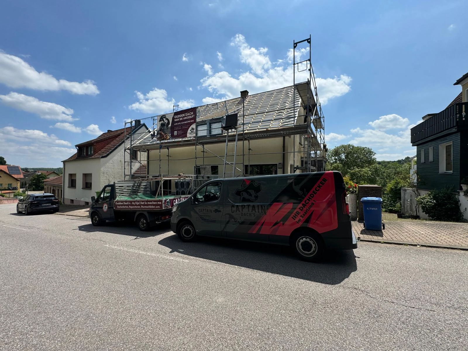 Dachdecker bei der Arbeit – großes Bild