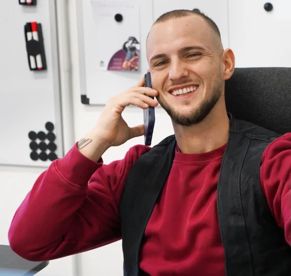 Dachdecker arbeiten an einem Dach in Saarlouis.Sie fangen gerade an, neue Ziegel auf das Dach zu legen 